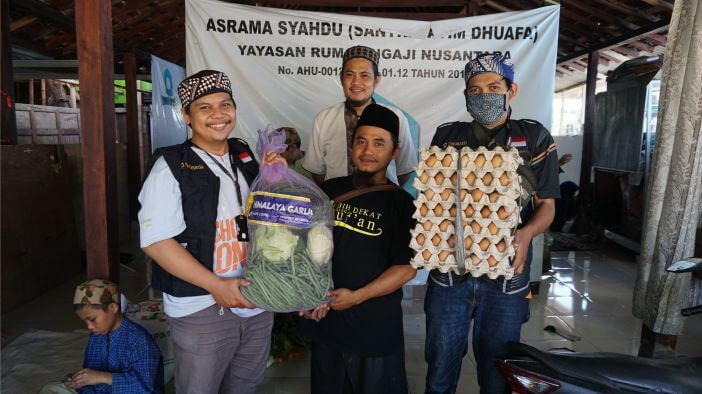Menyalurkan telur serta sayur mayur bagi Santri Yatim Dhuafa Penghafal Qur'an