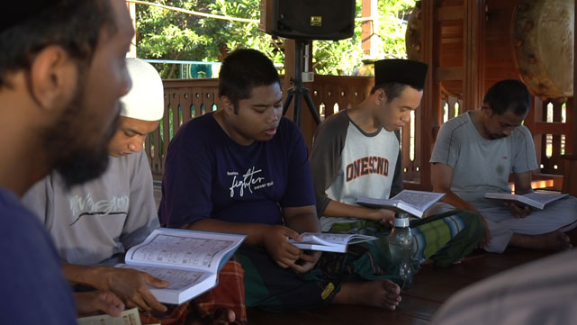 Santri sedang mengikuti