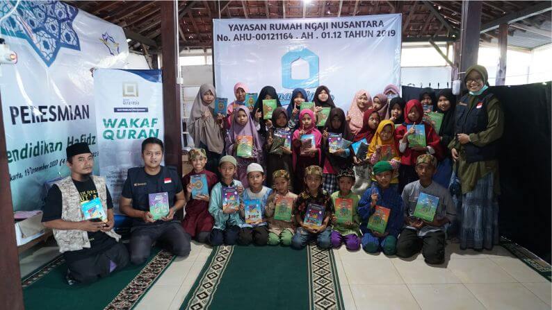 Menyalurkan Wakaf Quran bagi para Santri Yatim Dhuafa Penghafal Quran